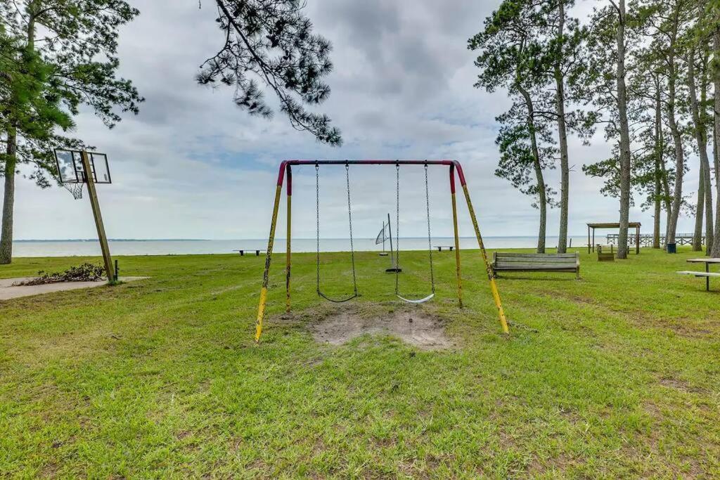 Vacation Home Lake Livingston! Onalaska Exterior photo